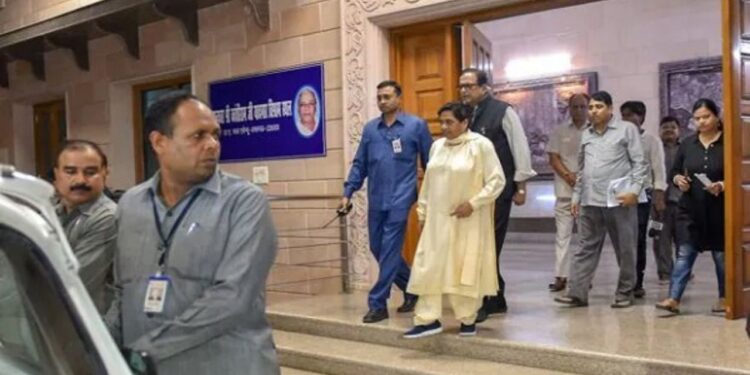 Mayawati Left Government Residence | Mayawati News in Hindi | Mayawati Security | Mayawati Z+ Security | Mayawati Left Delhi Residence | UP Politics | , Security or political moves? The movement of Mayawati's government bungalow created a stir. News Track in Hindi