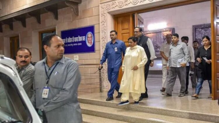 Mayawati Left Government Residence | Mayawati News in Hindi | Mayawati Security | Mayawati Z+ Security | Mayawati Left Delhi Residence | UP Politics | , Security or political moves? The movement of Mayawati's government bungalow created a stir. News Track in Hindi