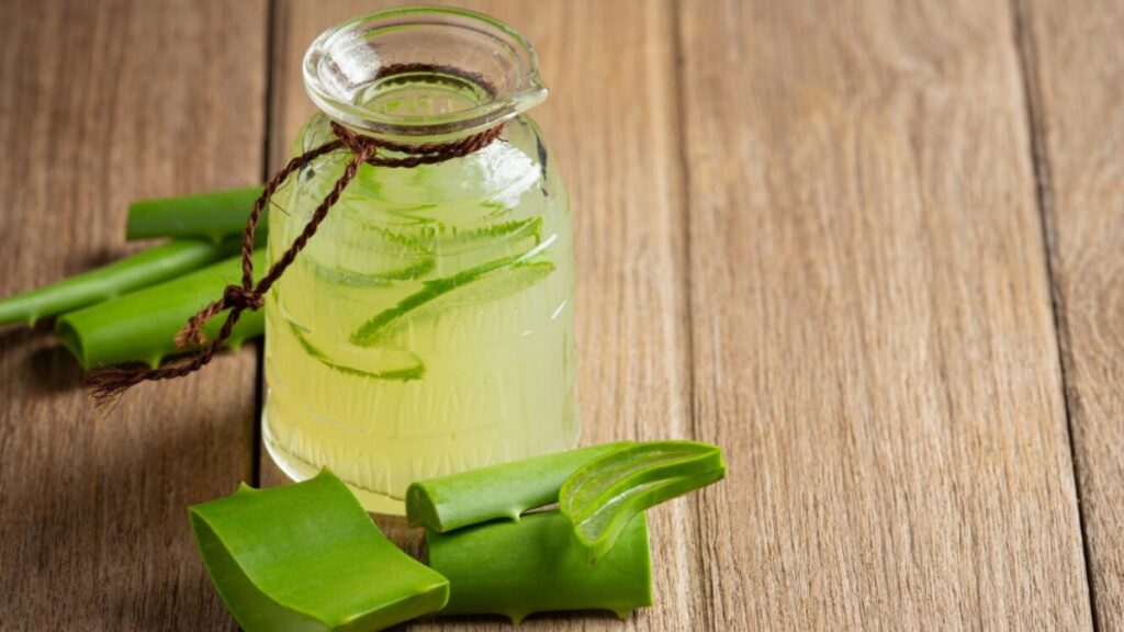 Mix these things with aloe vera gel, the skin will increase manifold