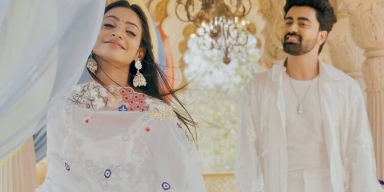 Monalisa became heroine, music video shot over, simplicity shown in white veneer