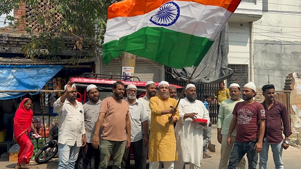 Muslim community celebrated celebrations, distributed sweets, 'Bharat Mata Ki Jai' on the action of Indian Army in Hardoi