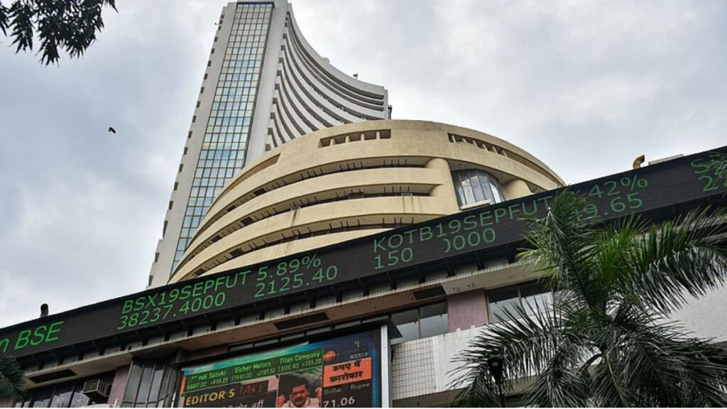 Nifty reached beyond 25,000 points, good lead in Sensex, decline in these shares