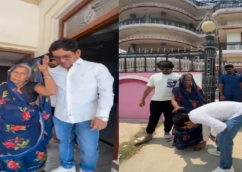 Nirhua leaves the house after touching her mother's feet, actor is seen looting the old mother in the video