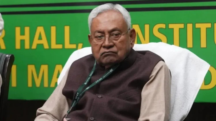 Nitish Kumar's Strange Behavior Video VIRAL: Nitish Kumar puts the pot on the IAS officer's head, video viral, video viral, nitish kumar placed a plant pot on the head of an IAS officer, video goes viral