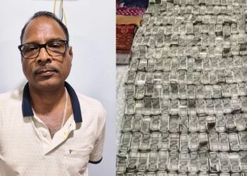Odisha Cash Kand | Bhubaneswar Cash Kand | Chief Engineer Cash Kand | Odisha News in Hindi | Latest Hindi News | Raid in Chief Engineer House | , Another cash scandal, raided, started throwing 500-500 packs from the window, this time Rs 2.1 crore cash received from the engineer's house. News Track in Hindi
