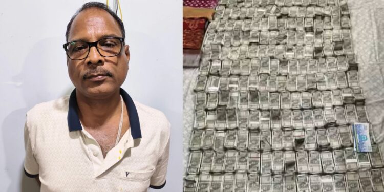 Odisha Cash Kand | Bhubaneswar Cash Kand | Chief Engineer Cash Kand | Odisha News in Hindi | Latest Hindi News | Raid in Chief Engineer House | , Another cash scandal, raided, started throwing 500-500 packs from the window, this time Rs 2.1 crore cash received from the engineer's house. News Track in Hindi