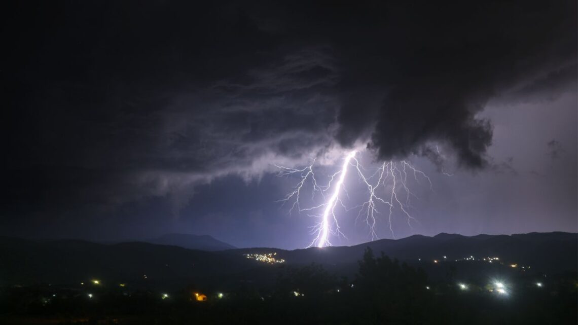 Odisha News | Odisha lightning strikses | Odisha lightning 14 died | Odisha Weather News | Odhisha mein toofan | Odisha Today Weather | , The corpses of 10 people laid in Odisha, the celestial lightning fell, even today alert of heavy rain. News Track in Hindi