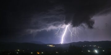 Odisha News | Odisha lightning strikses | Odisha lightning 14 died | Odisha Weather News | Odhisha mein toofan | Odisha Today Weather | , The corpses of 10 people laid in Odisha, the celestial lightning fell, even today alert of heavy rain. News Track in Hindi