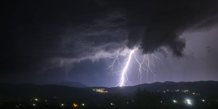 Odisha News | Odisha lightning strikses | Odisha lightning 14 died | Odisha Weather News | Odhisha mein toofan | Odisha Today Weather | , The corpses of 10 people laid in Odisha, the celestial lightning fell, even today alert of heavy rain. News Track in Hindi