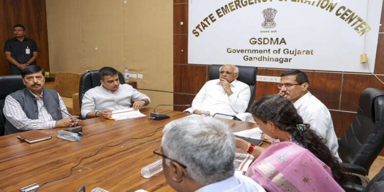 Officers and employees holiday canceled in Gujarat, government increased emergency stock