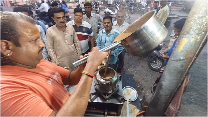 On World Tea Day, Indore's tea made history, many veteran leaders used to churn with Chuski here