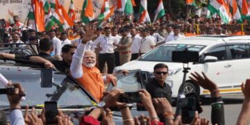 PM Modi Visit Gujarat | PM Modi ROAD Show Gujarat | PM Modi in Gujarat Live | PM Modi Rally in Gujarat 2025 | , PM Modi's Gujarat tour: Road show in Vadodara, then inauguration of loco manufacturing | News Track in Hindi