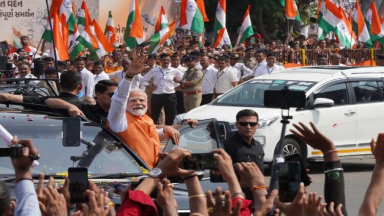 PM Modi Visit Gujarat | PM Modi ROAD Show Gujarat | PM Modi in Gujarat Live | PM Modi Rally in Gujarat 2025 | , PM Modi's Gujarat tour: Road show in Vadodara, then inauguration of loco manufacturing | News Track in Hindi