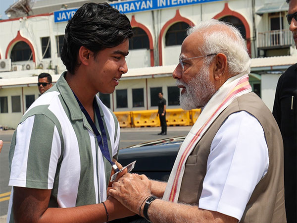 PM Modi met 14 -year -old Vaibhav Suryavanshi at Patna Airport