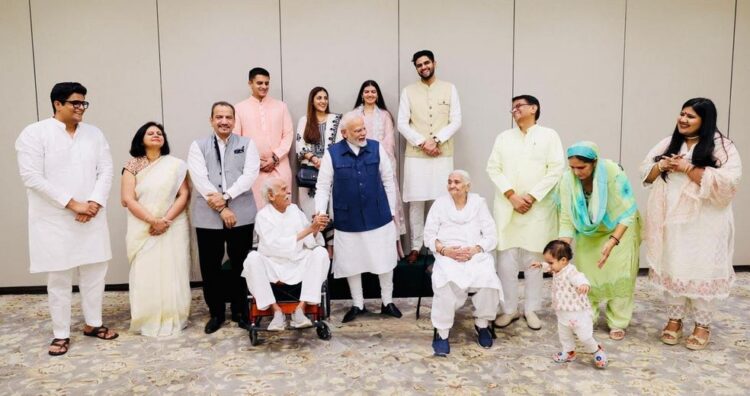 PM Modi met Dhankhar family, Aum Prakash Dhankhar said- very affection, mother and family full of family: