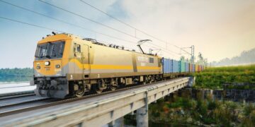 PM Modi showed the green signal to India's second most powerful rail engine, know the features