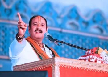 Pandit Pradeep Mishra Controversy Statement | Pradeep Mishra Comment on Women | Pradeep Mishra in Jaipur | Pradeep Mishra Jaipur Katha | Jaipur News | Rajasthan News | , 'If the navel remains covered, security will remain ...', What did this narrator Pradeep Mishra say on the dress of girls? , News Track in Hindi