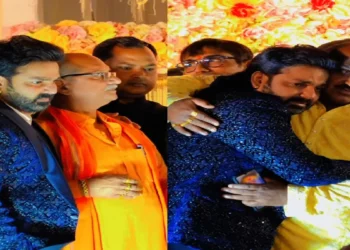 Pawan Singh became emotional in front of uncle on stage, tears dropped emotional
