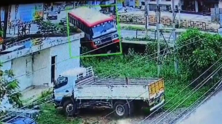 People were going to office in the morning, the bus driver lost control, then what happened will surprise