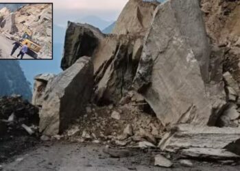 Pithoragarh Landslide | Landslide on Kailash Yatra Route | uttarakhand landslide news | Kailash Yatra News | , A large part of the mountain collapsed on the road, passengers trapped badly on the Kailash Mansarovar Yatra route in Pithoragarh. News Track in Hindi