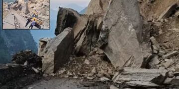 Pithoragarh Landslide | Landslide on Kailash Yatra Route | uttarakhand landslide news | Kailash Yatra News | , A large part of the mountain collapsed on the road, passengers trapped badly on the Kailash Mansarovar Yatra route in Pithoragarh. News Track in Hindi