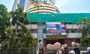 Positive global signals closed in green mark, Sensex increased by 320 points