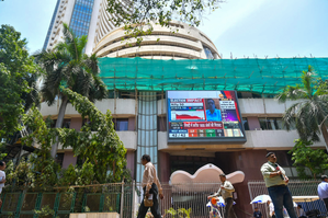Positive global signals closed in green mark, Sensex increased by 320 points