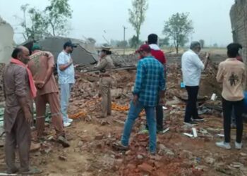 Punjab Firecracker Factory Explosion | Punjab Firecracker Factory Fire | Punjab News | Punjab Breaking News | , Light explosion in Punjab's cracker factory, four laborers killed, rescue operation continues. News Track in Hindi