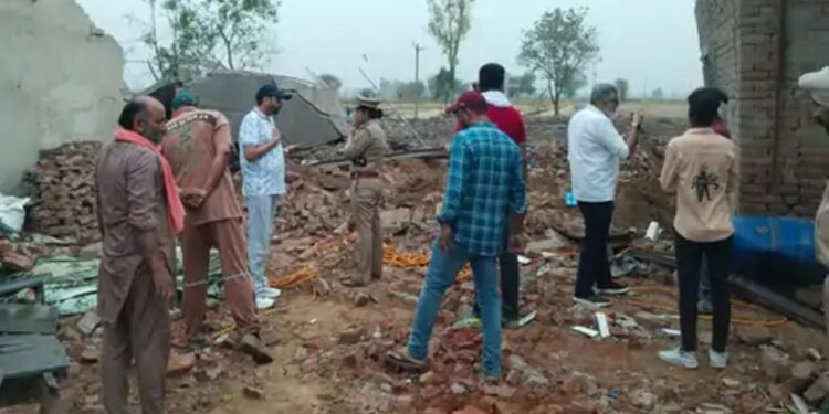 Punjab Firecracker Factory Explosion | Punjab Firecracker Factory Fire | Punjab News | Punjab Breaking News | , Light explosion in Punjab's cracker factory, four laborers killed, rescue operation continues. News Track in Hindi