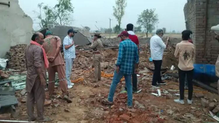 Punjab Firecracker Factory Explosion | Punjab Firecracker Factory Fire | Punjab News | Punjab Breaking News | , Light explosion in Punjab's cracker factory, four laborers killed, rescue operation continues. News Track in Hindi