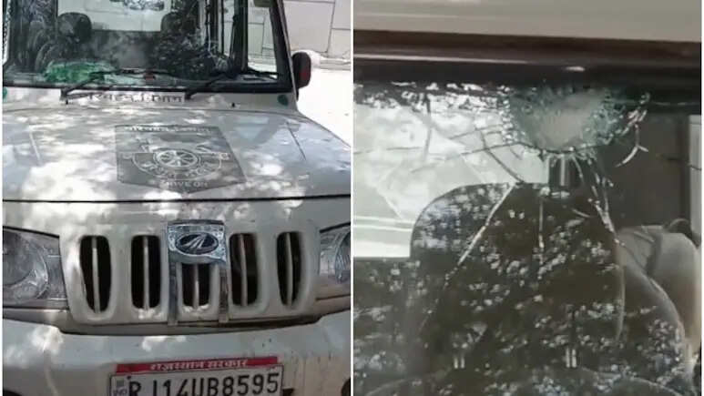 RTO team stoned during checking in Jaipur, glass of government car broke, officials escaped and saved their lives