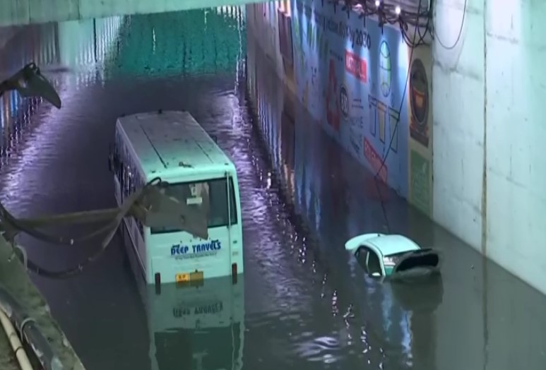 Rain havoc in Delhi-NCR: Water filled with water, vehicles stuck, 49 flight divert