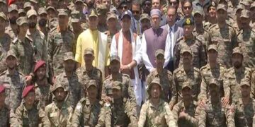 Rajnath Singh met soldiers in Srinagar, thundered on Pakistan, said- 'Is nuclear weapons safe in the hands of a wicked country'