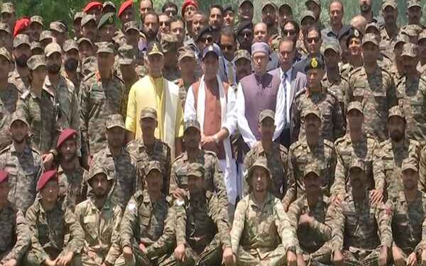 Rajnath Singh met soldiers in Srinagar, thundered on Pakistan, said- 'Is nuclear weapons safe in the hands of a wicked country'