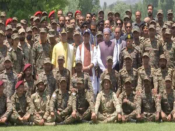 Rajnath Singh met soldiers in Srinagar, thundered on Pakistan, said- 'Is nuclear weapons safe in the hands of a wicked country'