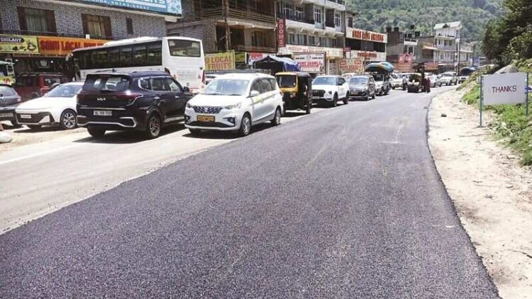 सुरक्षा और संपर्क बढ़ाने के लिए कुल्लू-मनाली एनएच-03 पर पुनर्निर्माण कार्य जारी