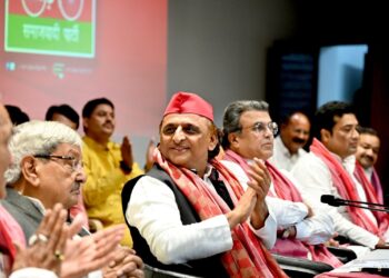 Samajwadi Party Chief Akhilesh Yadav Reacts on Ambedkar Poster and Targeted BJP | UP Politics | UP Politics: We will call Gautam and explain it ... but BJP can do it, Akhilesh Yadav said the talk of nobility to BJP on the backfoot. News Track in Hindi