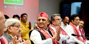 Samajwadi Party Chief Akhilesh Yadav Reacts on Ambedkar Poster and Targeted BJP | UP Politics | UP Politics: We will call Gautam and explain it ... but BJP can do it, Akhilesh Yadav said the talk of nobility to BJP on the backfoot. News Track in Hindi