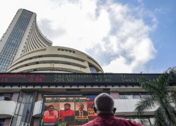 Sensex closed with 295 and Nifty 114 points, these shares shown ups and downs