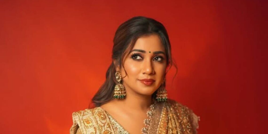 Shreya Ghoshal salutes soldiers in his Mumbai concert