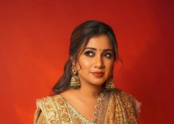 Shreya Ghoshal salutes soldiers in his Mumbai concert