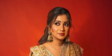 Shreya Ghoshal salutes soldiers in his Mumbai concert