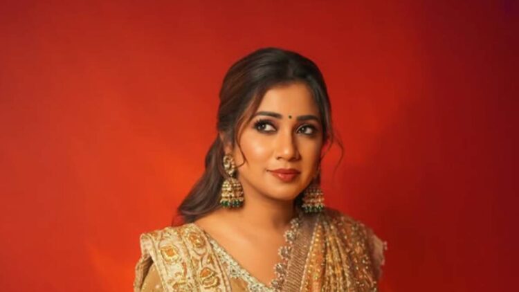 Shreya Ghoshal salutes soldiers in his Mumbai concert