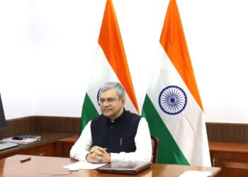 Special train for passengers trapped in airport, Railway Minister held important meeting