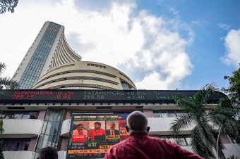 The Sensex declines over 900 points, the Nifty below 24,750; Why is the market falling on 13 May?