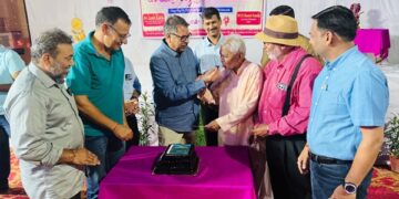 The confluence of old companions, fun and thinking engaged in Vus Mahakumbh of Huz Hostel