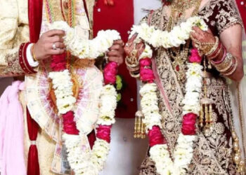 The groom reached the stage for Jayamala, the bride starts coming smell, I will not marry