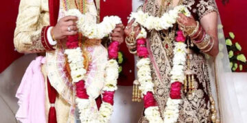 The groom reached the stage for Jayamala, the bride starts coming smell, I will not marry