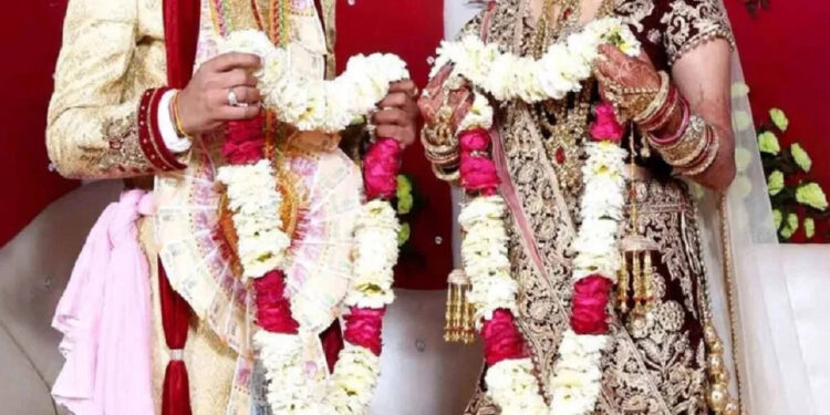 The groom reached the stage for Jayamala, the bride starts coming smell, I will not marry