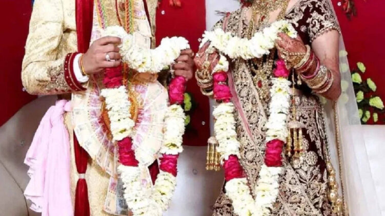 The groom reached the stage for Jayamala, the bride starts coming smell, I will not marry